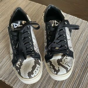 Dirty Laundry Women’s Black and White Snake Print Sneakers Size 7